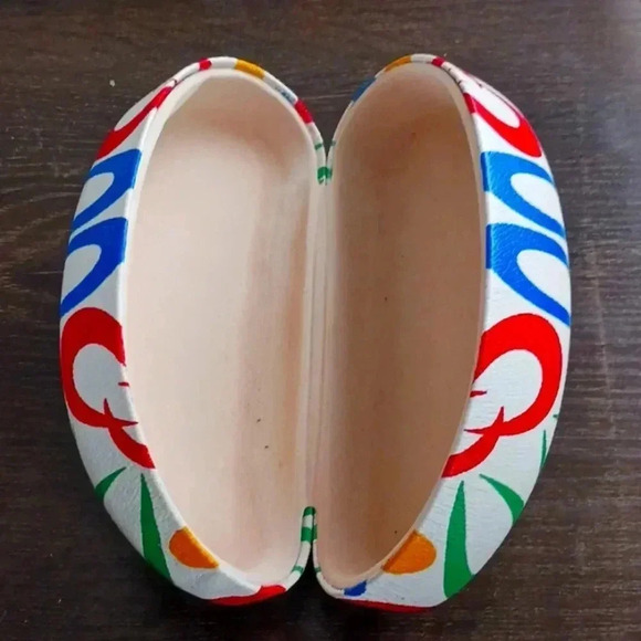 Sunglasses or eyeglasses case..unique..used gently.. - Picture 5 of 5